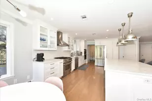 100 Georgian Ct, East Hills, NY 11576 - Photo 10