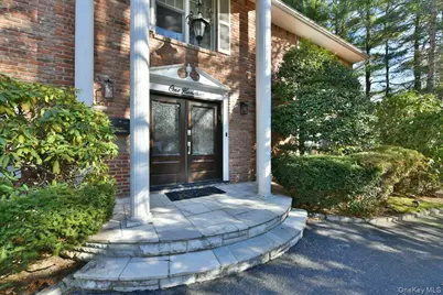 100 Georgian Court, East Hills, NY 11576 - Photo 2