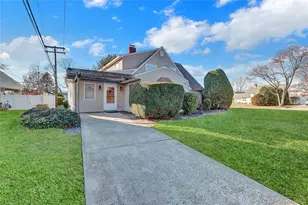 2 Welcome Ln, Wantagh, NY 11793 - Photo 4