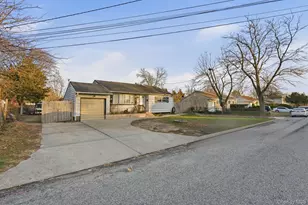 103 Timberline Dr, Brentwood, NY 11717 - Photo 2