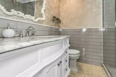 31 Cambridge Drive W, Copiague, NY 11726 - Photo 12