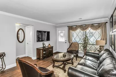 31 Cambridge Drive W, Copiague, NY 11726 - Photo 8