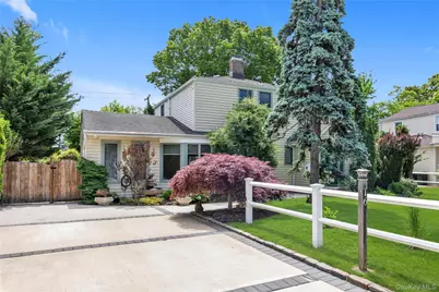 16 Deepdale Parkway, Roslyn Heights, NY 11577 - Photo 2