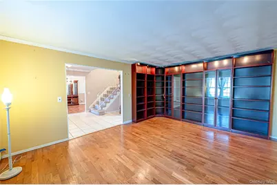 290 E Woodside Avenue, Patchogue, NY 11772 - Photo 8