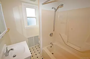 1047 N 7th St, New Hyde Park, NY 11040 - Photo 10