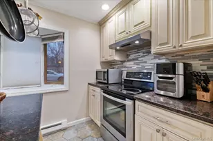 670 Mason St, Westbury, NY 11590 - Photo 10