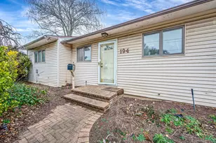 194 Central Park Rd, Plainview, NY 11803 - Photo 2