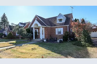 665 Foch Boulevard, Williston Park, NY 11596 - Photo 2