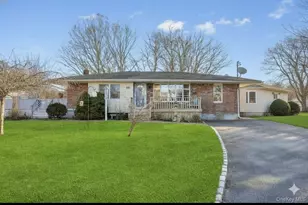 10 Westwind Dr, Bohemia, NY 11716 - Photo 2