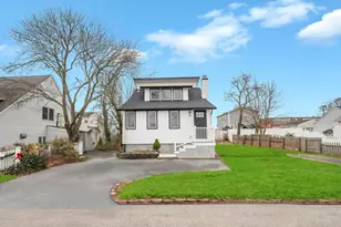 751 S Hickory St, Lindenhurst, NY 11757 - Photo 2