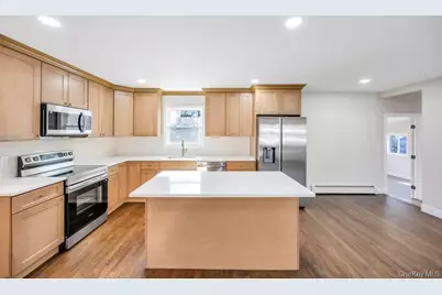 16 Columbus Avenue, Brentwood, NY 11717 - Photo 8