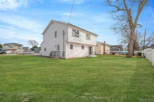 115 Riviera Pkwy, Lindenhurst, NY 11757 - Photo 8