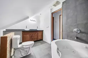 9 Redwood Ln, Levittown, NY 11756 - Photo 18