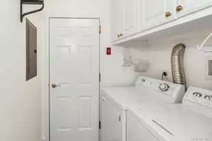 986 Madeira Blvd, Melville, NY 11747 - Photo 16