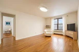 7 Terrace Cir, Great Neck, NY 11021 - Photo 2