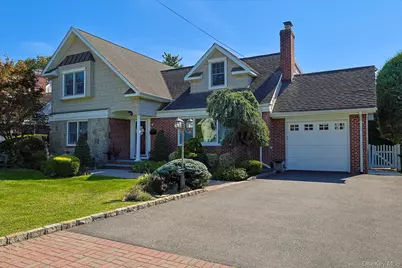 122 Pine Street, Rockville Centre, NY 11570 - Photo 2