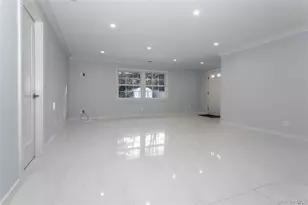292 Acre Ln, Hicksville, NY 11801 - Photo 2