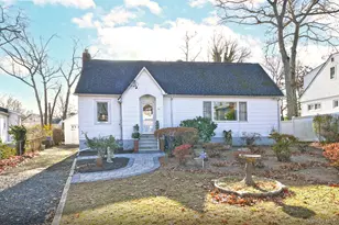 32 Horton Dr, Huntington, NY 11746 - Photo 2