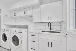 24 Rim Ln, Hicksville, NY 11801 - Photo 30