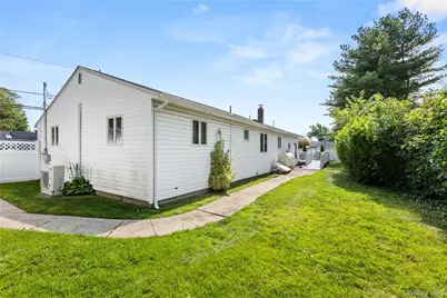 18 Campbell Lane, East Islip, NY 11730 - Photo 16