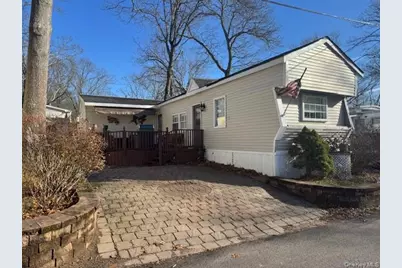 658 Sound Avenue #F6, Calverton, NY 11933 - Photo 2