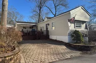 658 Sound Ave, Calverton, NY 11933 - Photo 2