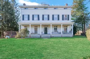 29 Center Dr, Douglaston, NY 11363 - Photo 2