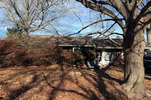 201 Frost Pond Rd, Glen Cove, NY 11542 - Photo 2