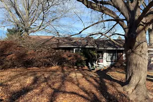 201 Frost Pond Rd, Glen Cove, NY 11542 - Photo 4