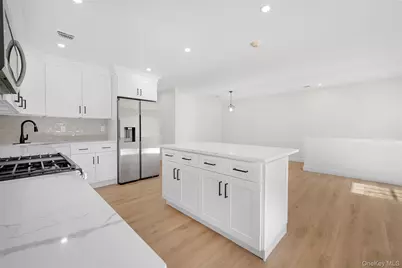 48 Victorian Lane, Medford, NY 11763 - Photo 4