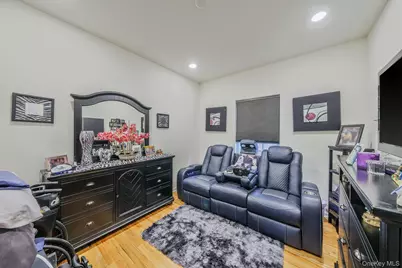 119 Wildwood Circle, Holtsville, NY 11742 - Photo 18