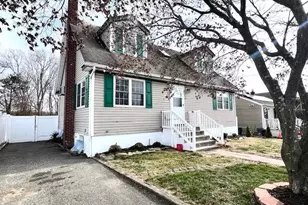 51 Clinton Ave, Patchogue, NY 11772 - Photo 2