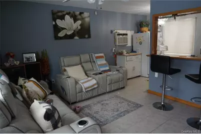 1678 N Thompson Divide, Bay Shore, NY 11706 - Photo 2