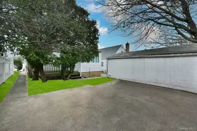 135 Barwick Boulevard, Mineola, NY 11501 - Photo 24