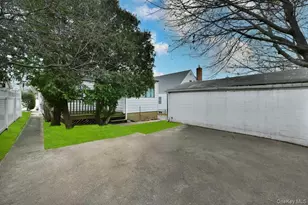 135 Barwick Blvd, Mineola, NY 11501 - Photo 24