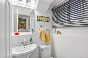 18 Roxbury Ave, Plainview, NY 11803 - Photo 16