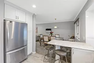 18 Roxbury Ave, Plainview, NY 11803 - Photo 8