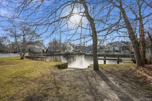 182 Connetquot Dr, Oakdale, NY 11769 - Photo 32