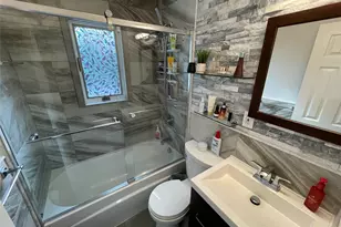 310 Brookside Ct, Copiague, NY 11726 - Photo 18