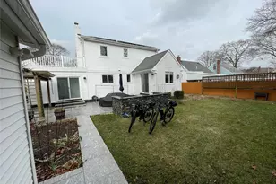 310 Brookside Ct, Copiague, NY 11726 - Photo 36