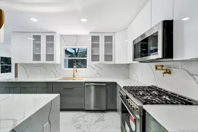 63 Oak Avenue, Huntington Station, NY 11746 - Photo 18