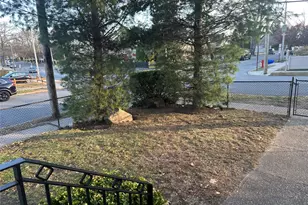 219 Manorhaven Blvd, Port Washington, NY 11050 - Photo 16