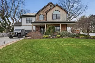 8 Hamilton Pl, Lake Grove, NY 11755 - Photo 2