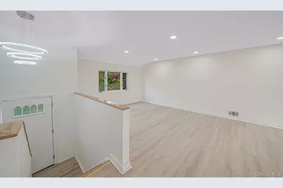 10 Elayne Court, Smithtown, NY 11787 - Photo 8