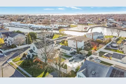 147 W Hampton Road, Lindenhurst, NY 11757 - Photo 24