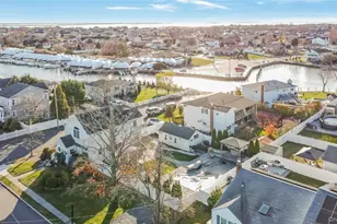 147 W Hampton Rd, Lindenhurst, NY 11757 - Photo 24