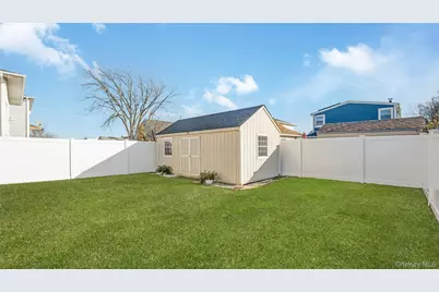 147 W Hampton Road, Lindenhurst, NY 11757 - Photo 20