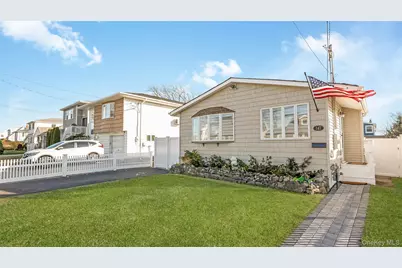 147 W Hampton Road, Lindenhurst, NY 11757 - Photo 2