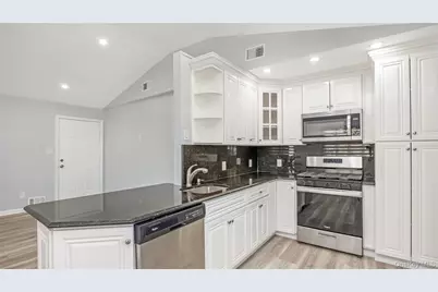 147 W Hampton Road, Lindenhurst, NY 11757 - Photo 4