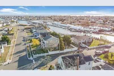 147 W Hampton Road, Lindenhurst, NY 11757 - Photo 22